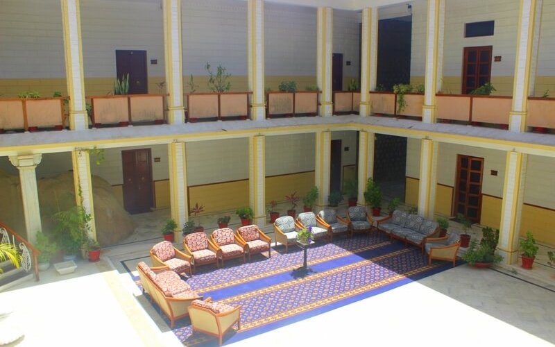 lawn-kesar-palace-heritage-hotel